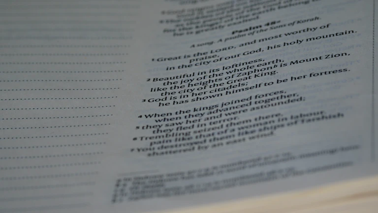 보험금 청구를 위해 준비된 각종 서류와 서명하는 손