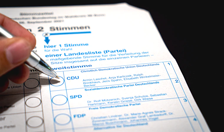 보험금 청구 서류 작성하는 모습