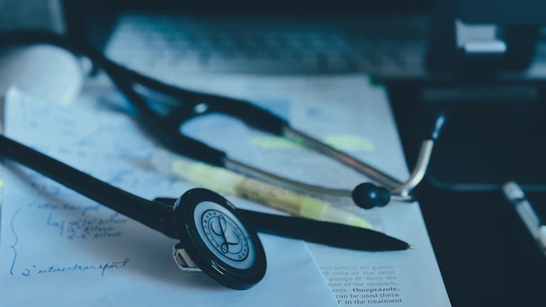 보험 청구 서류와 계산기