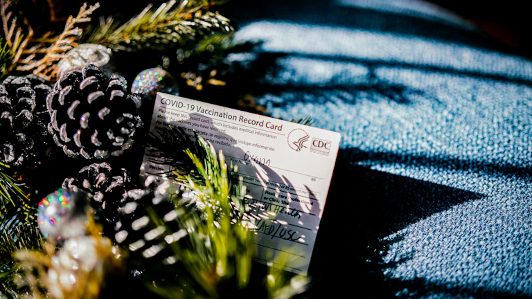 보험 증권 서류가 펼쳐져 있는 모습