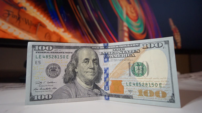 운전자보험 증권을 꼼꼼히 살펴보는 사람