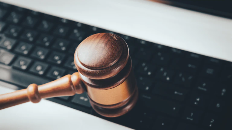 변호사가 서류를 설명하는 모습