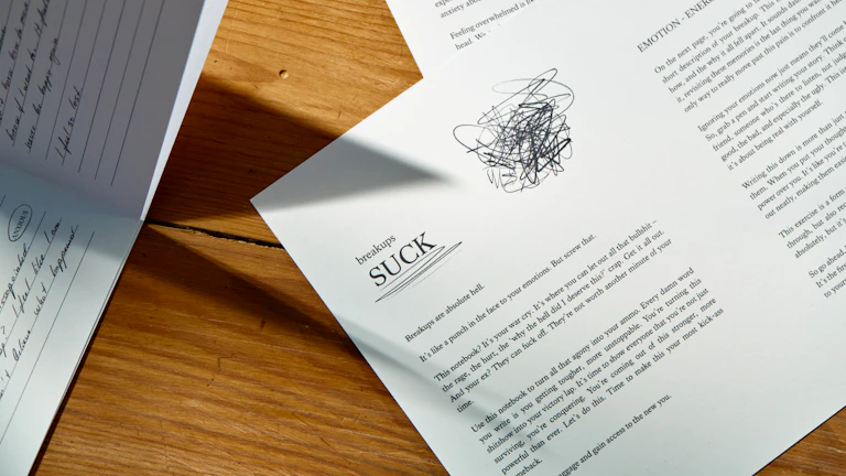 변호사와 상담하며 서류를 검토하는 모습