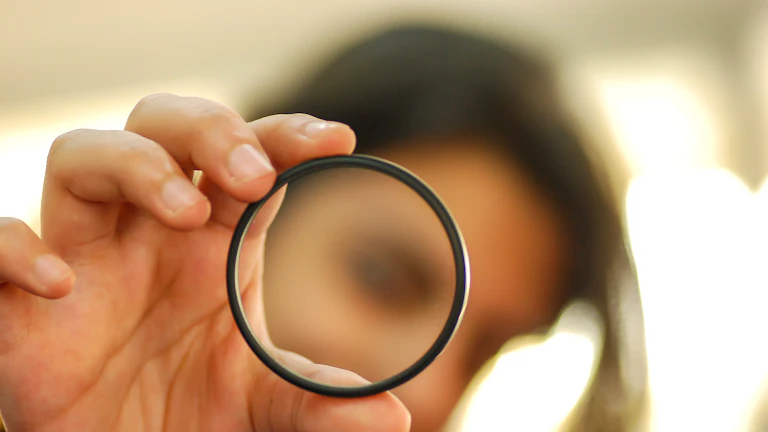 40대 남성, 암 보험금 지급 거절 시 2026년 핵심 대응 전략 8 보험 증권 서류 위 돋보기