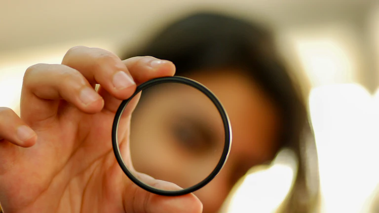 보험 증권 위를 비추는 돋보기