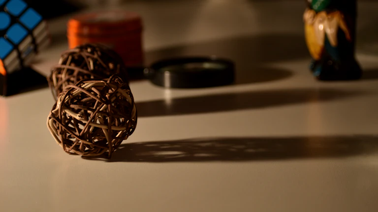 의료 차트 위 돋보기를 들고 질병 정보를 확인하는 모습