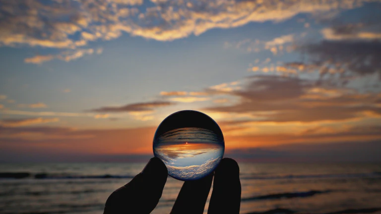 보험 증권을 확대경으로 살펴보는 모습