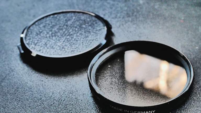 보험 서류를 돋보기로 자세히 살펴보는 모습