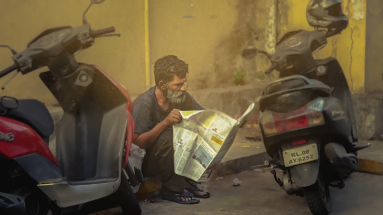 돋보기로 보험 약관을 읽는 남자