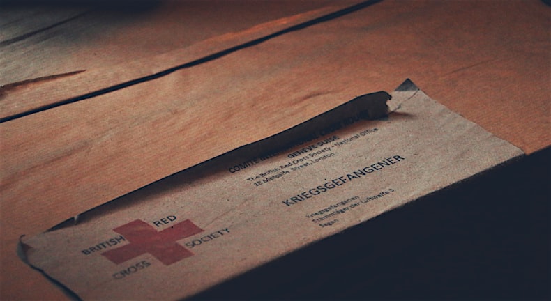 진료비 세부내역서를 꼼꼼히 확인하는 손