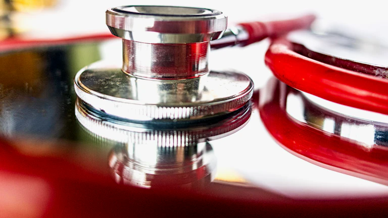 의료비 영수증과 보험 증권