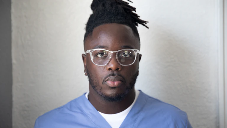 병원에서 건강 검진을 받는 환자와 의사