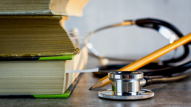 체크 표시가 있는 의료 보험 증권 서류