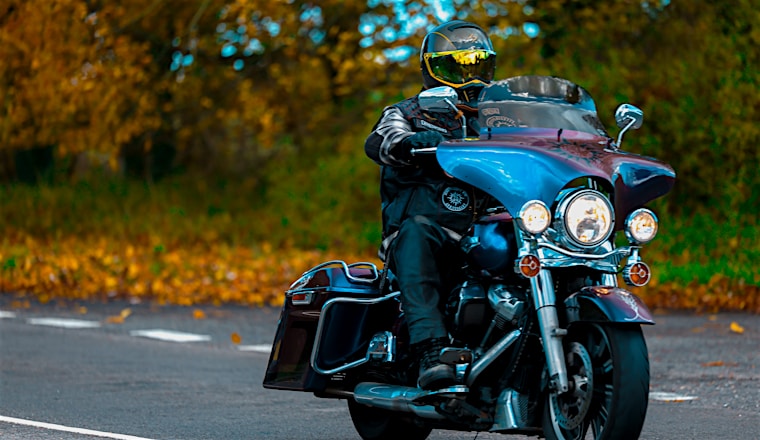 오토바이 헬멧 쓰고 운전 준비하는 모습