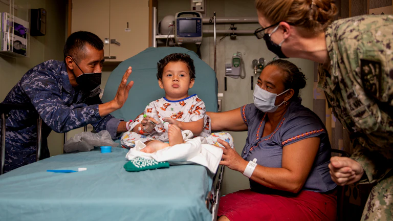 체증형 간병인보험 지급 거절 대처 및 설계 노하우 7 환자를 정성스럽게 돌보고 있는 간병인과 노인