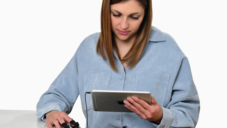 놓치면 후회! '실비 보험 추천'으로 꼼꼼하게 챙겨야 할 2024년 필수 가이드 9 보험 앱을 확인하는 사람