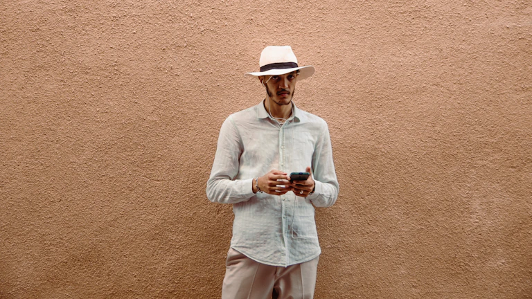 스마트폰으로 금융 정보를 확인하는 사용자