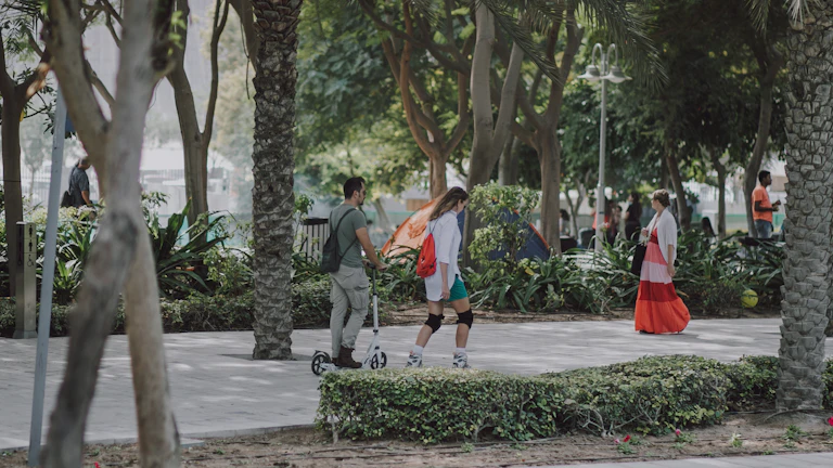 야외에서 운동하는 사람