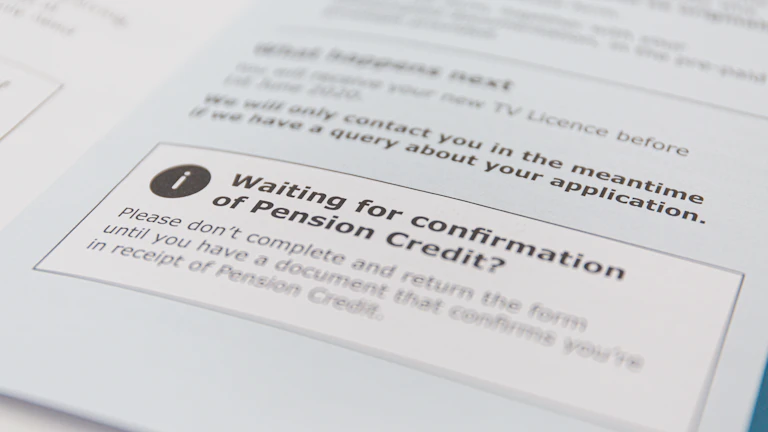 2026년 간병인보험 현명한 가입 조건과 숨은 꿀팁 3가지 8 보험금 청구 서류를 작성하는 사람