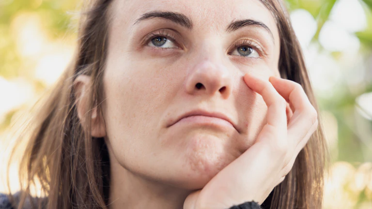 암 보험금 지급 거절 시 2026년 대처법과 가성비 설계 팁 7 보험 서류를 보며 스트레스받는 사람