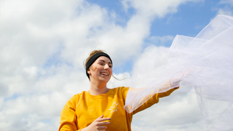 사람이 보험 증권을 꼼꼼하게 읽고 있는 모습