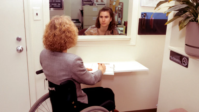 2026년 보험료 폭탄 피할 설계법 8 보험 서류를 검토하는 사람