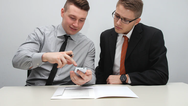 2026년, 치매보험 추천 추천 제대로 받는 법: 놓치면 후회할 5가지 핵심 전략 9 보험 서류를 검토하는 사람