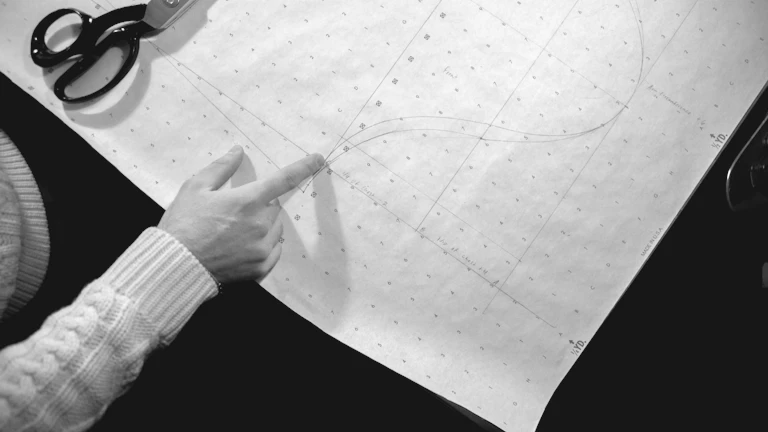 보험 서류를 검토하고 있는 사람