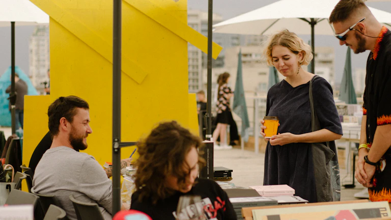 보험사와 통화하며 상담하는 모습