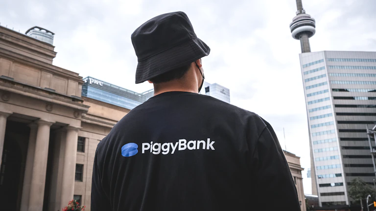 동전이 가득한 돼지 저금통