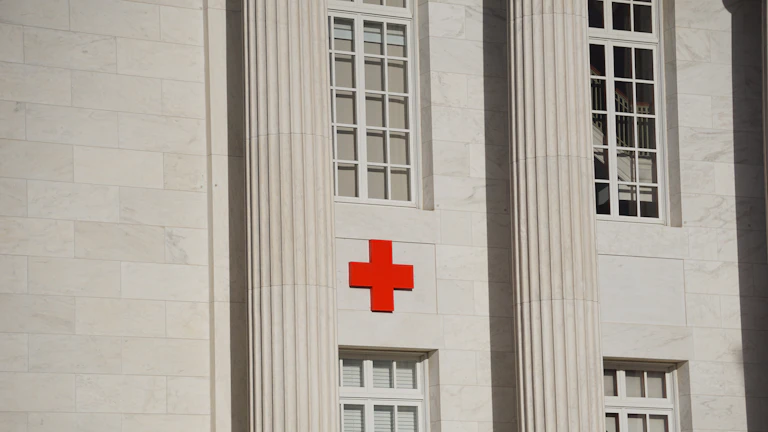 의료 십자가가 있는 돼지 저금통