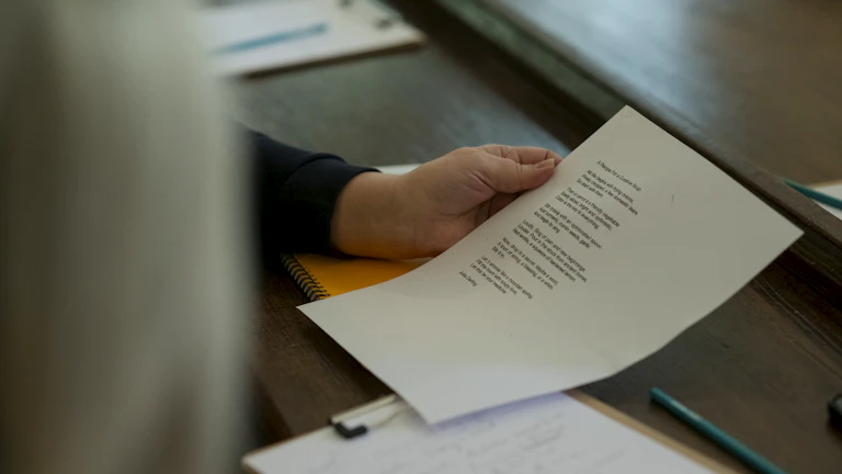 보험 약관과 진단서를 꼼꼼히 검토하는 전문가의 손