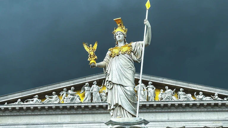 저울의 한쪽에 서류, 다른 쪽에 돈주머니가 놓인 모습