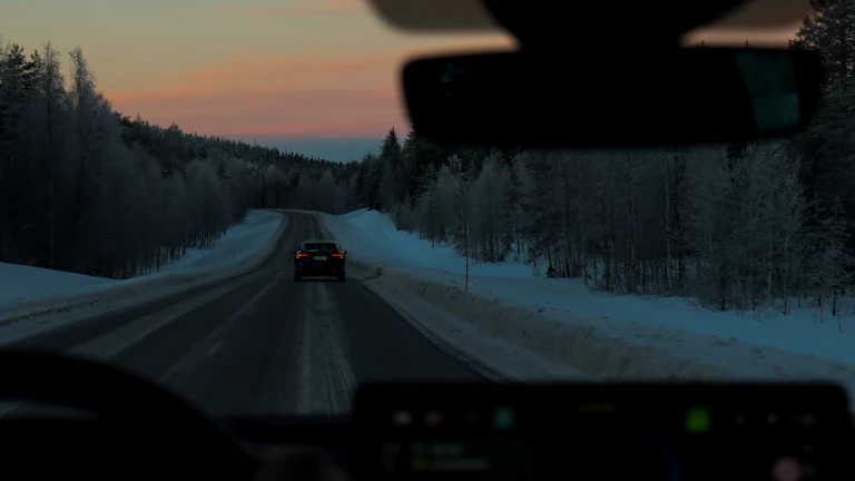 자율주행 보험 2026년 거절 대처법 8 자율주행차가 도로를 달리는 모습