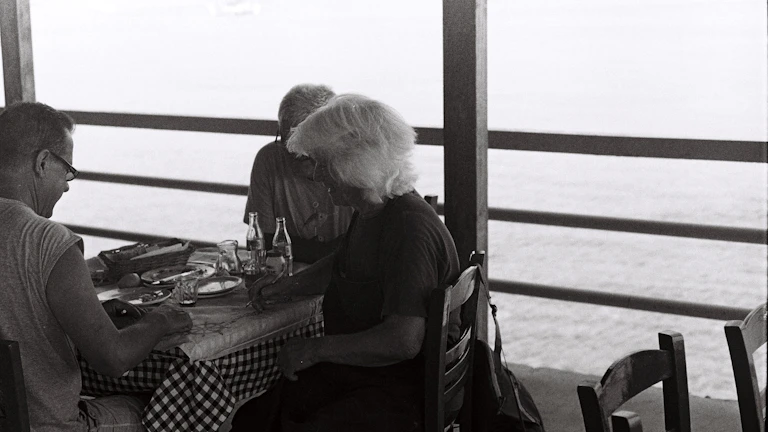 재정 상담사와 상담하는 노부부