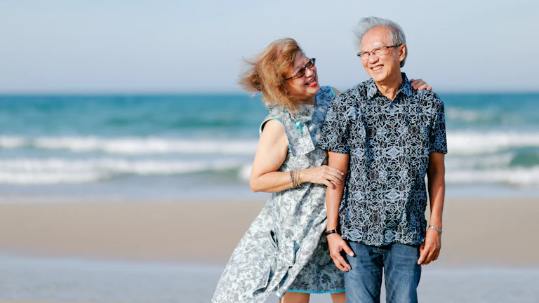 웃고 있는 노부부