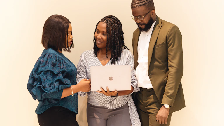 간병인보험 환급금 언제 발생하는지 2026년 약관별 원금 회수 시점과 손실 방지법 8 심각하게 대화하는 사람들