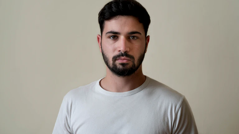 진지하게 대화하는 가족들