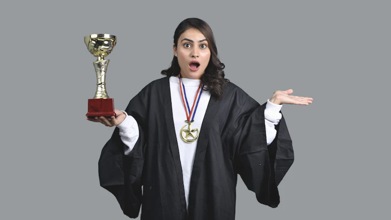 변호사와 의뢰인이 서류를 보며 진지하게 대화하는 모습