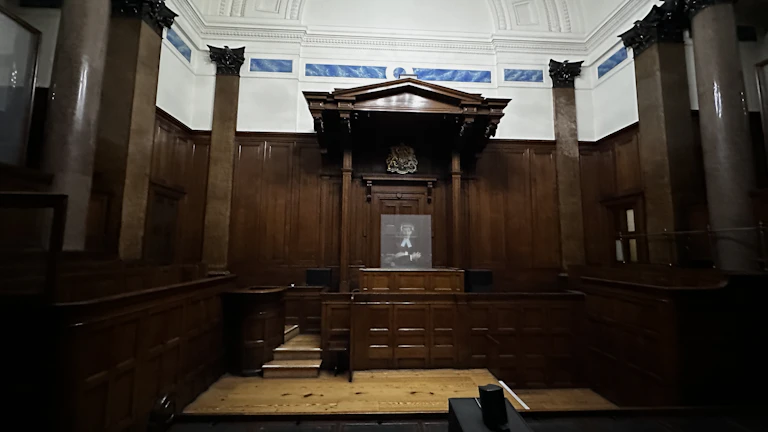 AI 의료기기 보험금 청구 지급 거절 대처법 (2026년) 8 법정에서 심각하게 논의하는 변호사