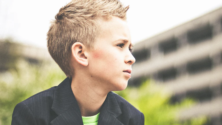 변호사가 의뢰인과 진지하게 상담하는 모습