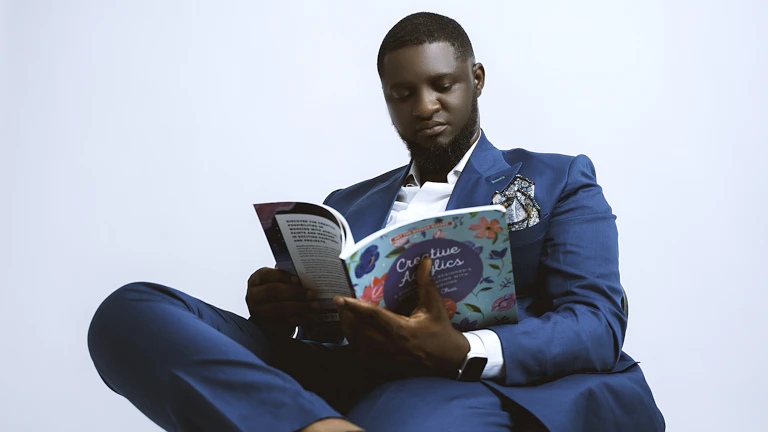 암보험 면역항암제 지급거절 대처법과 후기 8 서류를 검토하는 변호사