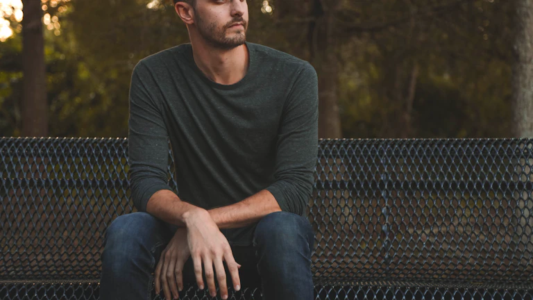 유전자치료 보험금 2026년 지급 거절 대처 노하우 8 진지하게 서류를 검토하는 법률 전문가