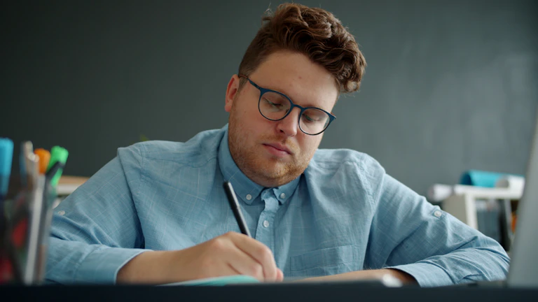 2026년 등급 관리로 보험료 30% 절약 노하우 8 진지한 표정으로 서류를 검토하는 남자