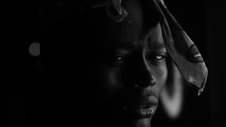 변호사와 상담하는 진지한 남성