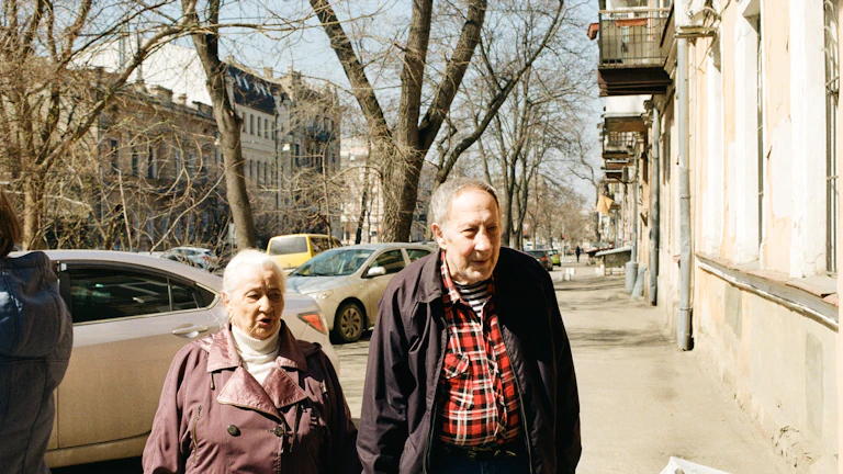 재정 상황을 심각하게 논의하는 노부부