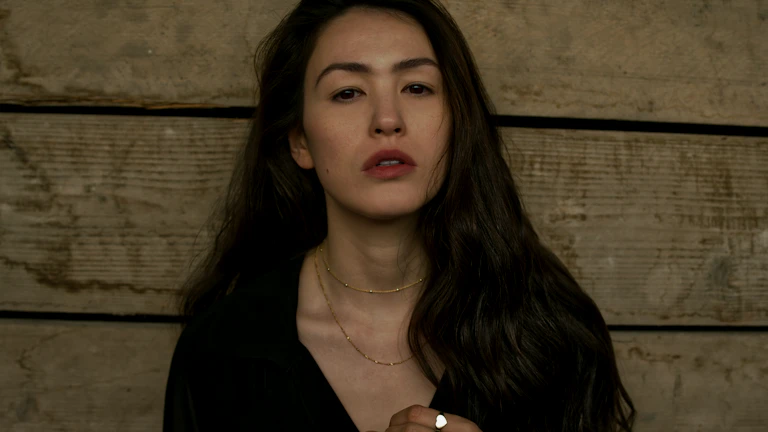 보험 서류를 진지하게 검토하는 여성