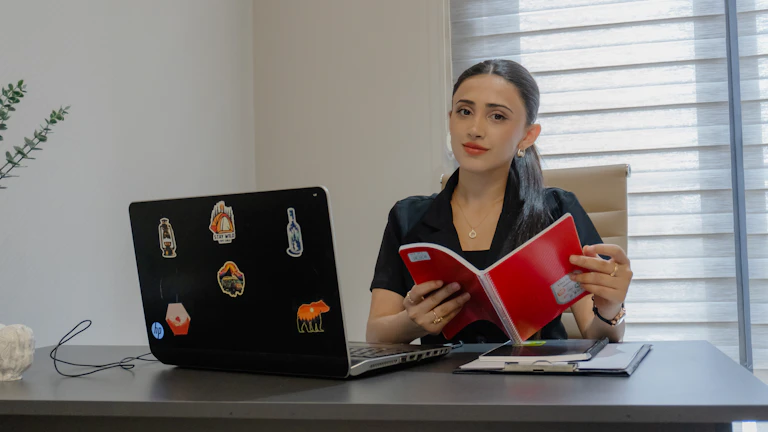 서류를 심각하게 들여다보는 여성