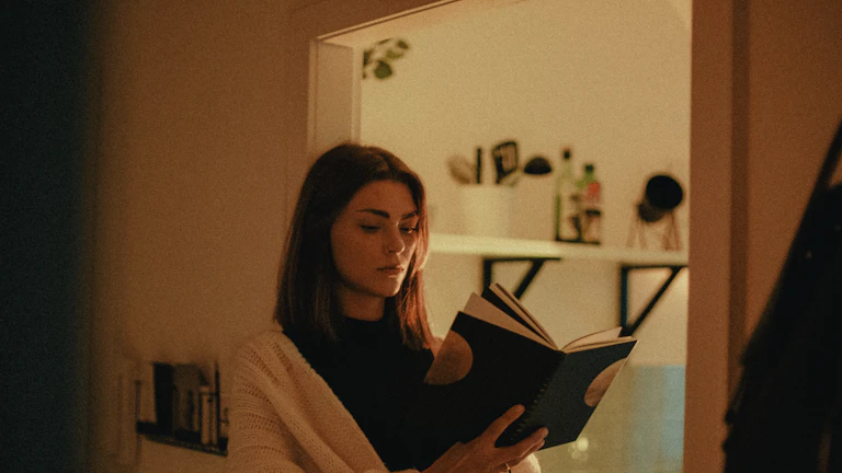 서류를 신중하게 읽고 있는 여성