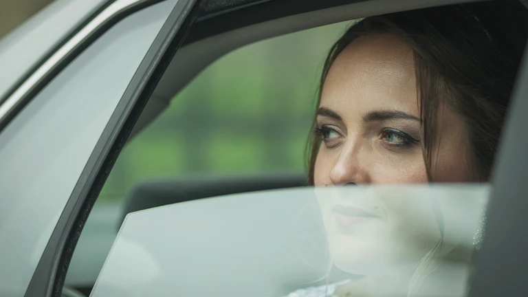 4세대 실손 전환: '비밀병기'인가, '독이 든 성배'인가? 8 진지하게 보험 전환을 고민하는 여성